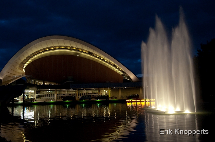 Haus der Kulturen bij nacht.jpg